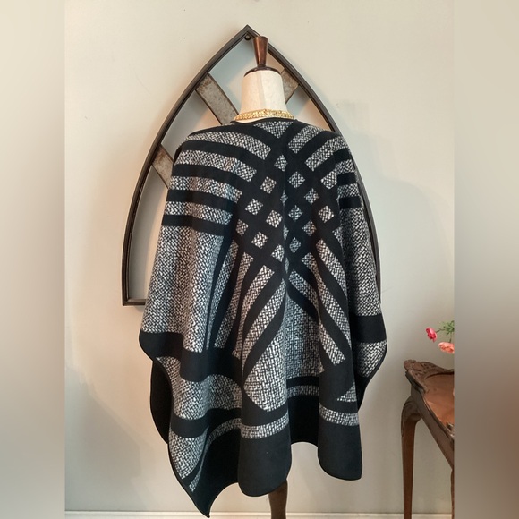 Black and White Women's Wrap - Picture 4 of 6